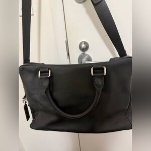 Harry’s of London Mens Double Zipped Black Leather Bag with Top Handles & Strap.